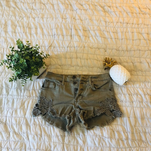 Army green shorts with cute detail on sides! - Picture 1 of 6
